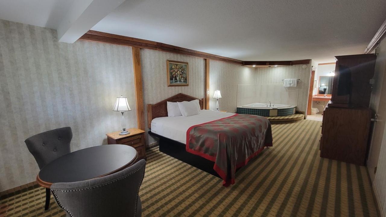 Ramada By Wyndham Saginaw Hotel & Suites Ngoại thất bức ảnh