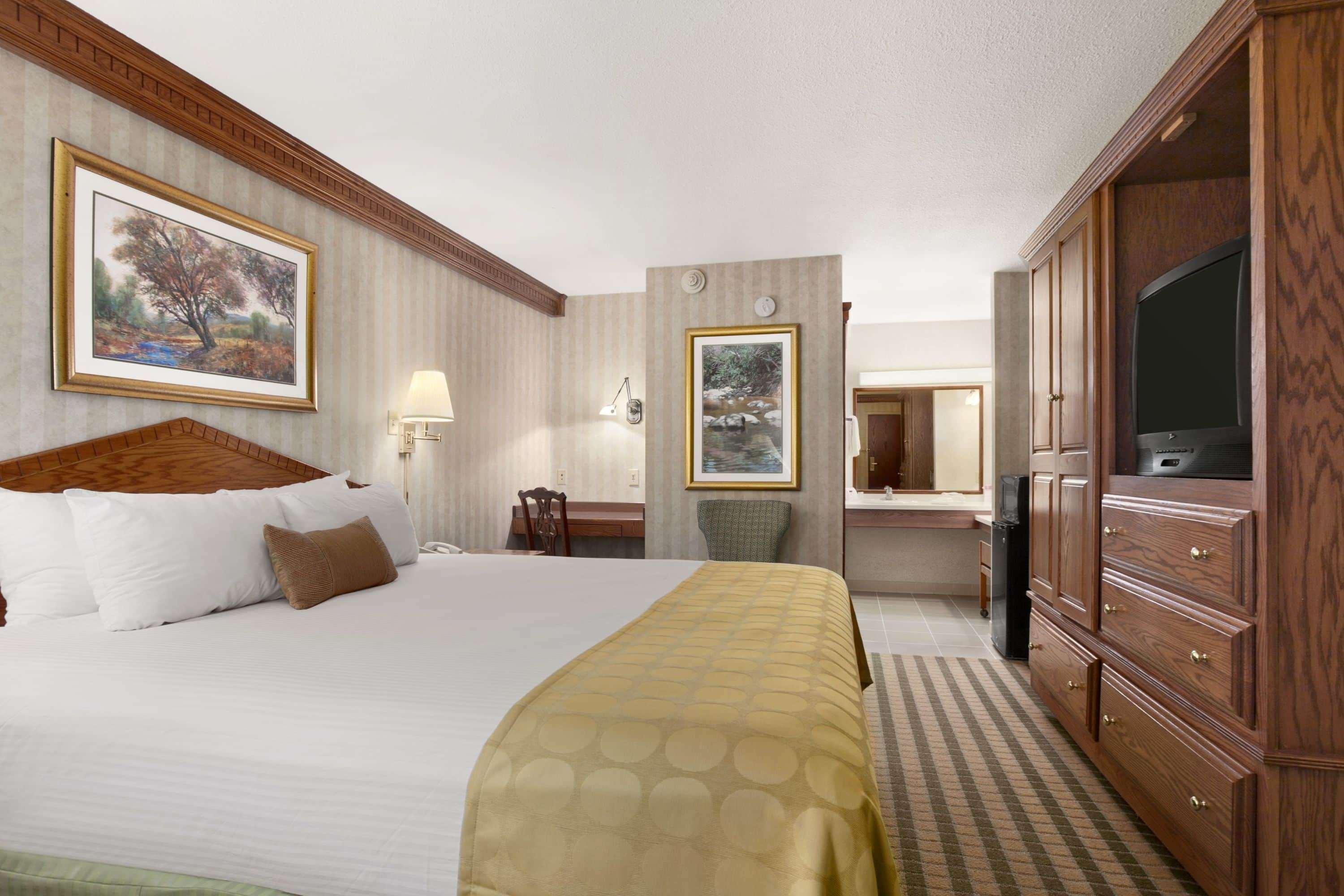 Ramada By Wyndham Saginaw Hotel & Suites Ngoại thất bức ảnh