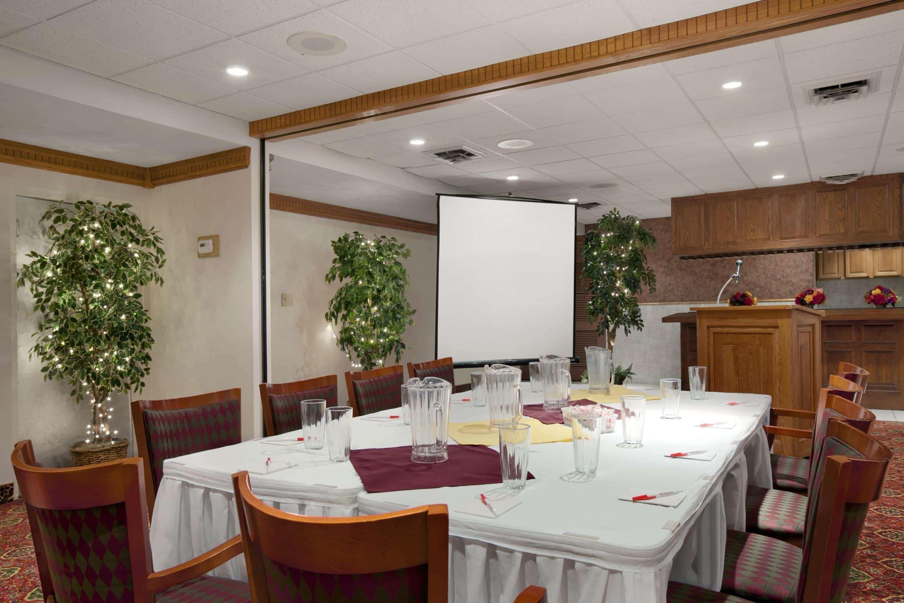 Ramada By Wyndham Saginaw Hotel & Suites Ngoại thất bức ảnh