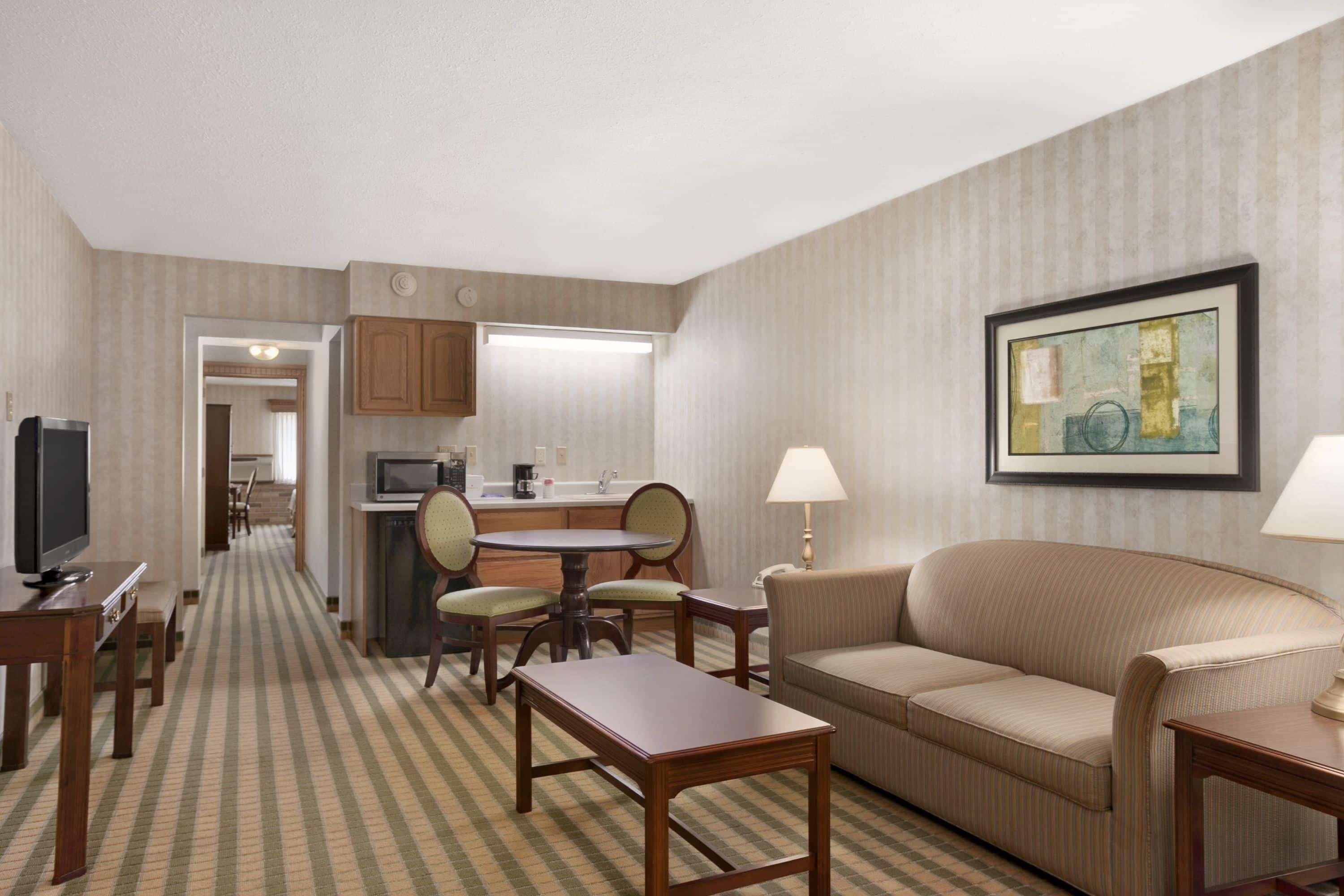 Ramada By Wyndham Saginaw Hotel & Suites Ngoại thất bức ảnh