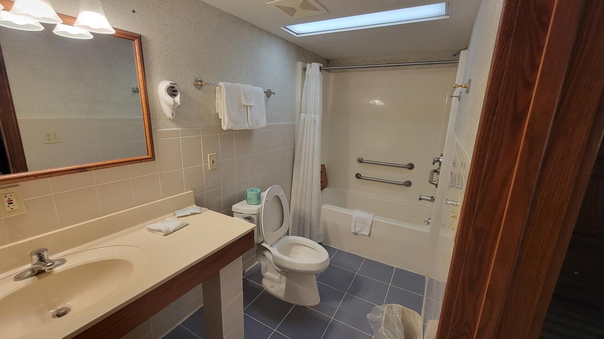 Ramada By Wyndham Saginaw Hotel & Suites Ngoại thất bức ảnh